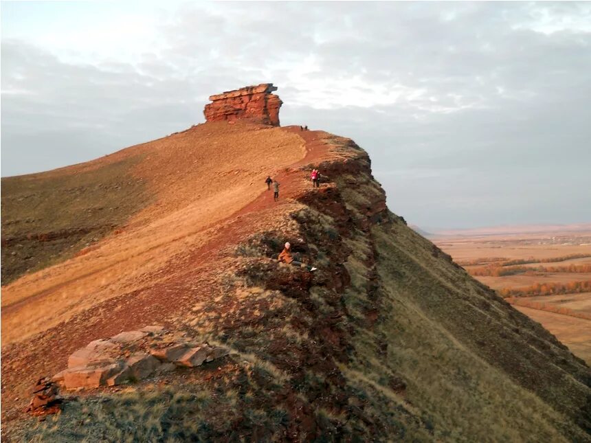 Горную гряду. Доломиты. Гряда гор панорама. Заповедник сундуки в хакасии. Саратский сундук хакасия.