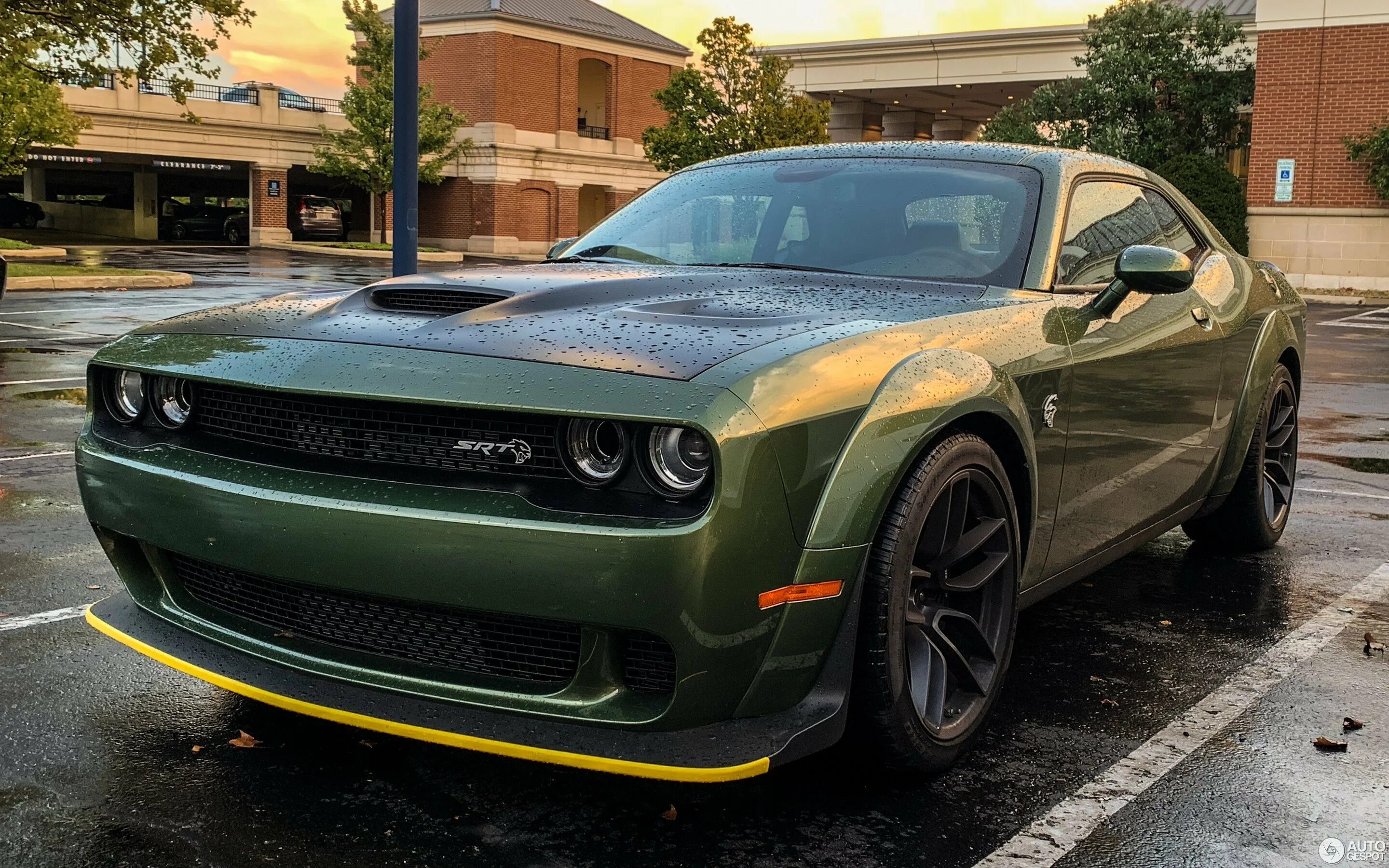 Dodge challenger hellcat характеристики. Dodge challenger red eye. Додж челленджер хел кет. Dodge challenger 2018 hellcat. Додж челленджер 2018 срт хелкат.