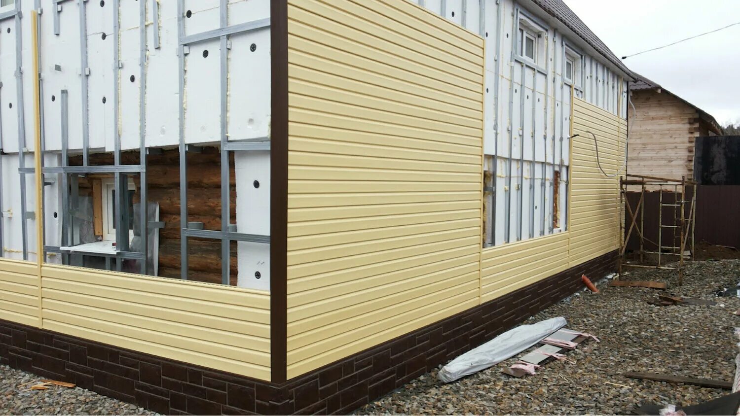 Альта профиль обрешетка под сайдинг. Утеплитель технониколь под сайдинг. Сайдинг стена. Сайдинг для наружной отделки стен. Обшивка сайдингом.