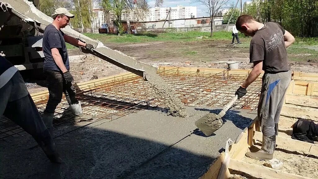 Приемка бетона бетононасосом. Лоток для бетона на миксер. Прием бетона. Кран-бадья бетонирование. Прием бетона.