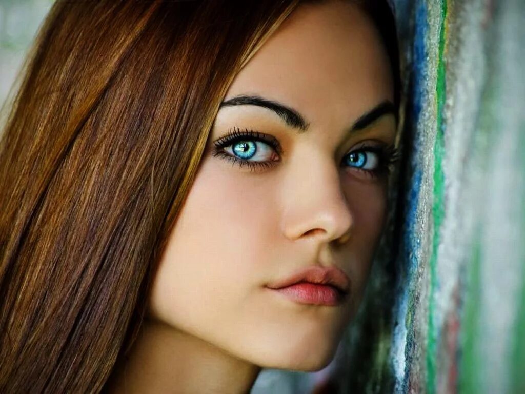 Фотки красивых глаз. Зеленоглазые девушки. Девушка с синими глазами. Шатенка с зелеными глазами.