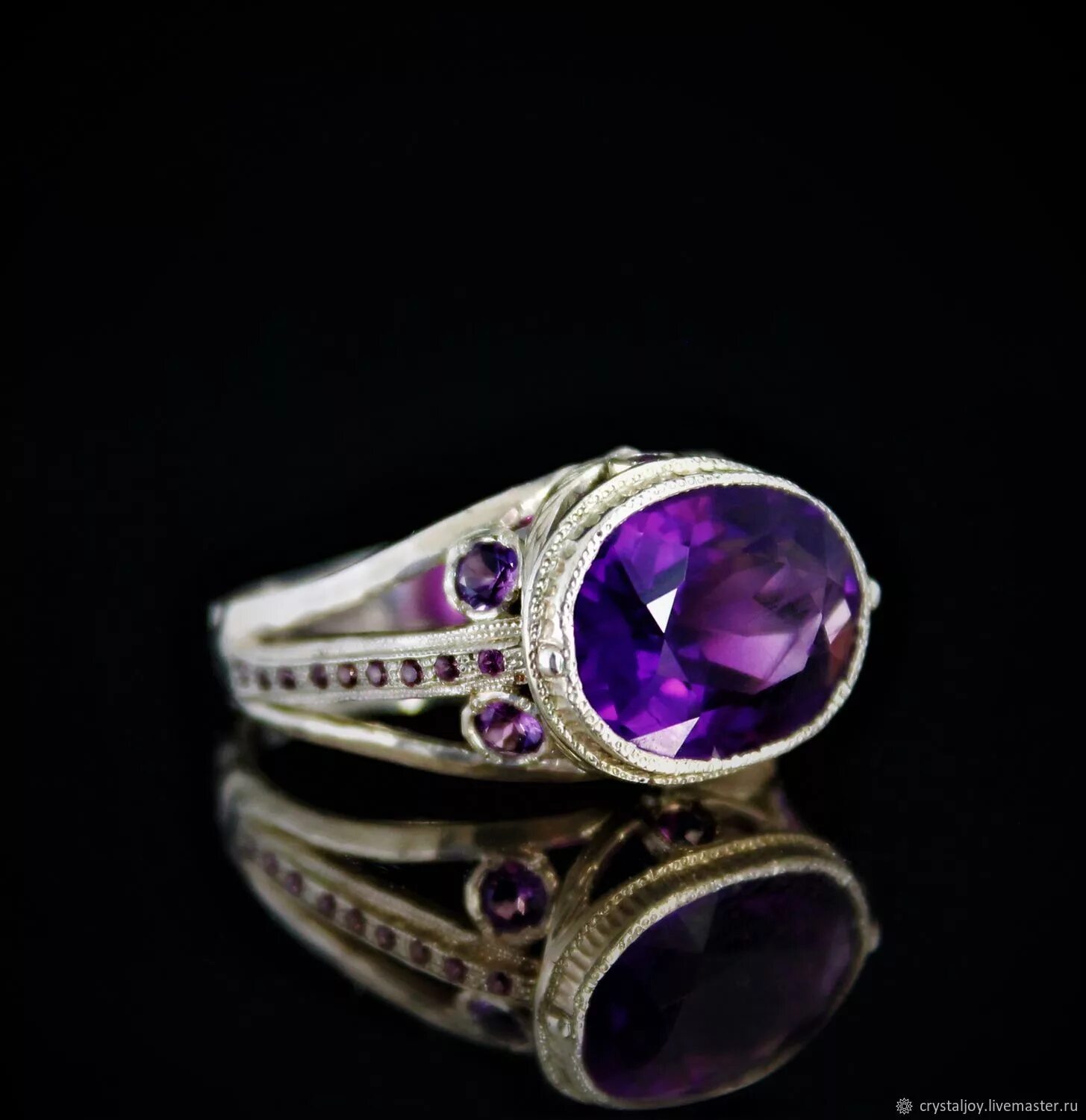 Аметист магазин ювелирных изделий. Кольцо из белого золота с аметистом. Ювелирный магазин аметист реклама. Ювелирный магазин аметист. Аметист магазин ювелирных изделий.