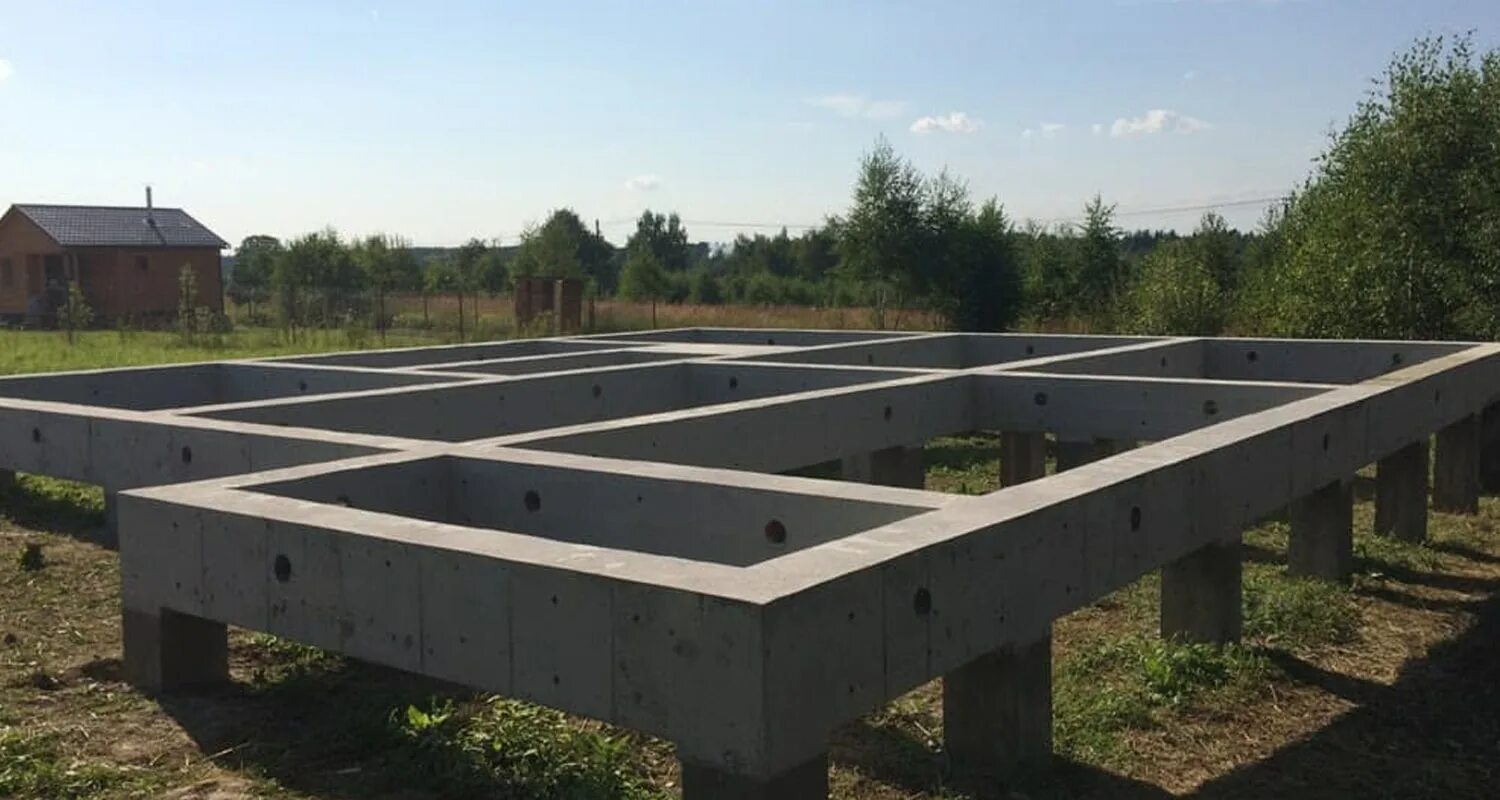 Ленточный свайно-ростверковый фундамент. Ленточный свайный ростверк. Свайноростверковя фундамент. Свайно винтовой ростверковый фундамент. Ленточный фундамент с ростверком.