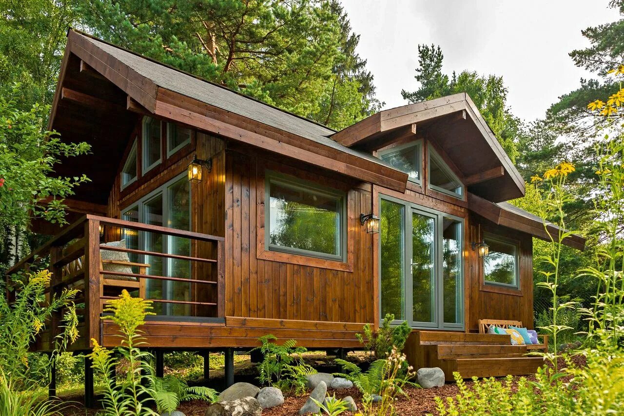 Красивые дачные домики. Дачи дерево фото. Маленький уютный домик в лесу. Деревянный дом. Деревья в частном доме.