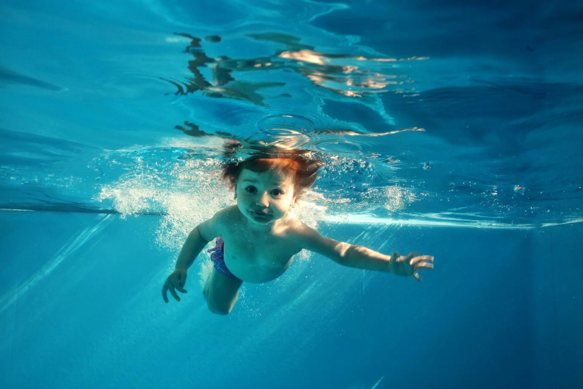 Дети воды. Дети в бассейне. Ребенок под водой. Девочки в бассейне.