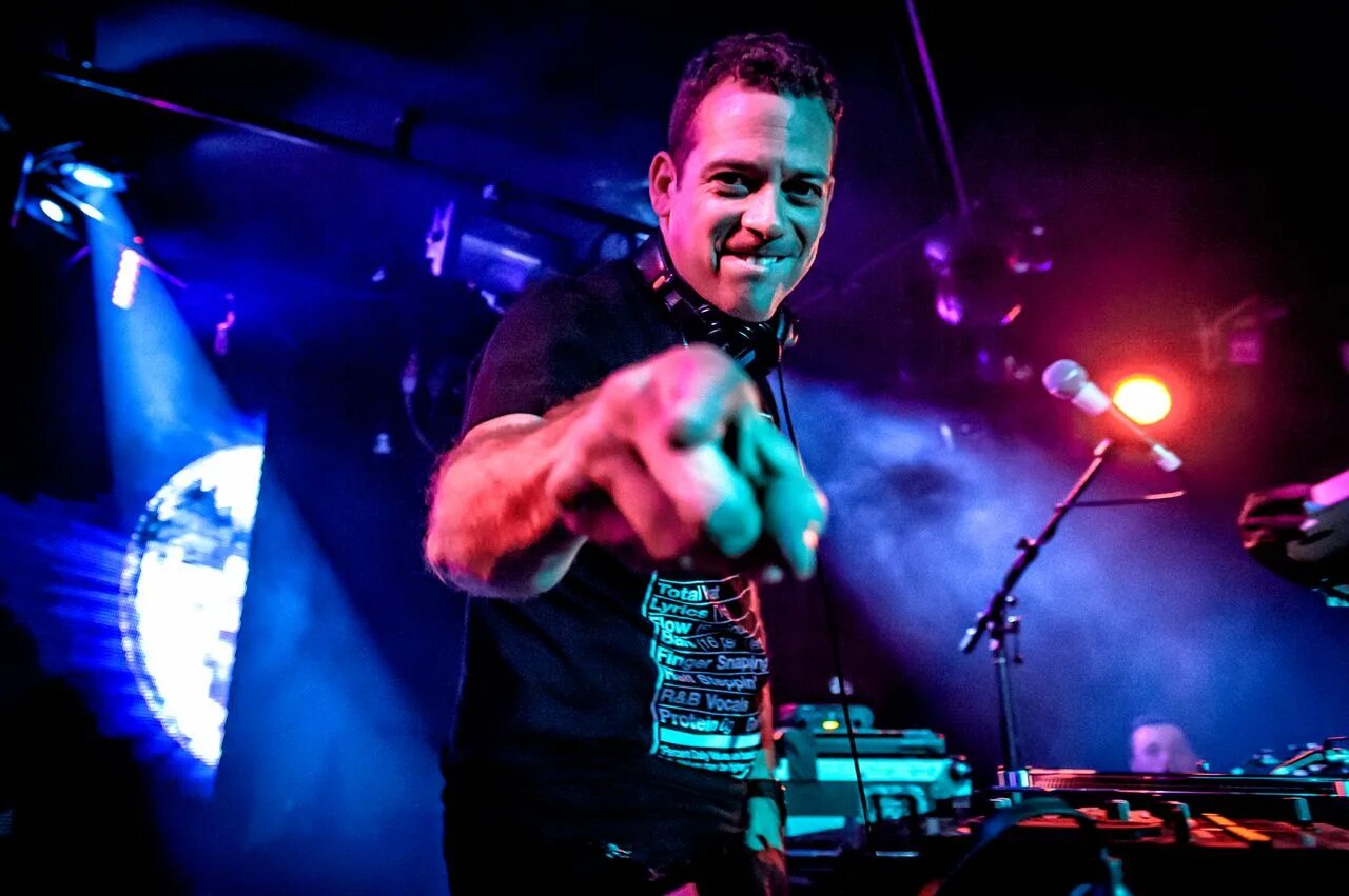 мерч диджея. Dj z-trip. Dj итальянки. Z-deep исполнитель. джалиль мугенов.