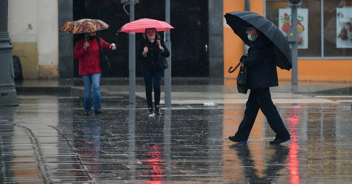 Когда в москве последний раз был дождь. Дождь в москве. ливень в москве сегодня. самый тёплый дождь в москве. дождливая суббота фото.