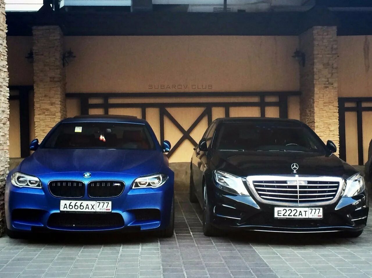 Бмв мерседес музыка. Мерседес е60 amg. Bmw vs amg. Mercedes versus bmw. Бмв f10 и мерседес e300.