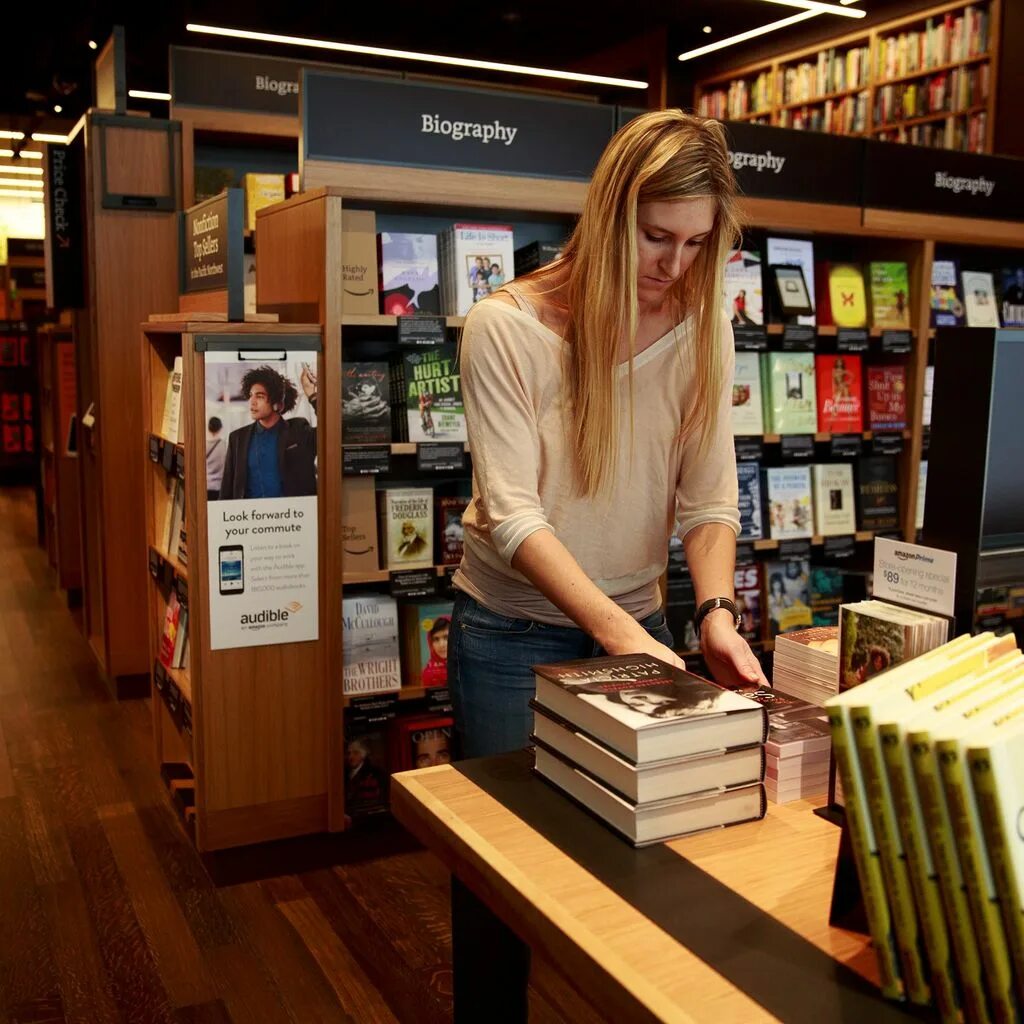 Книжный магазин Амазон. Amazon books магазин. Amazon книга. Амазон крупнейший в мире книжный магазин. The books in this shop are
