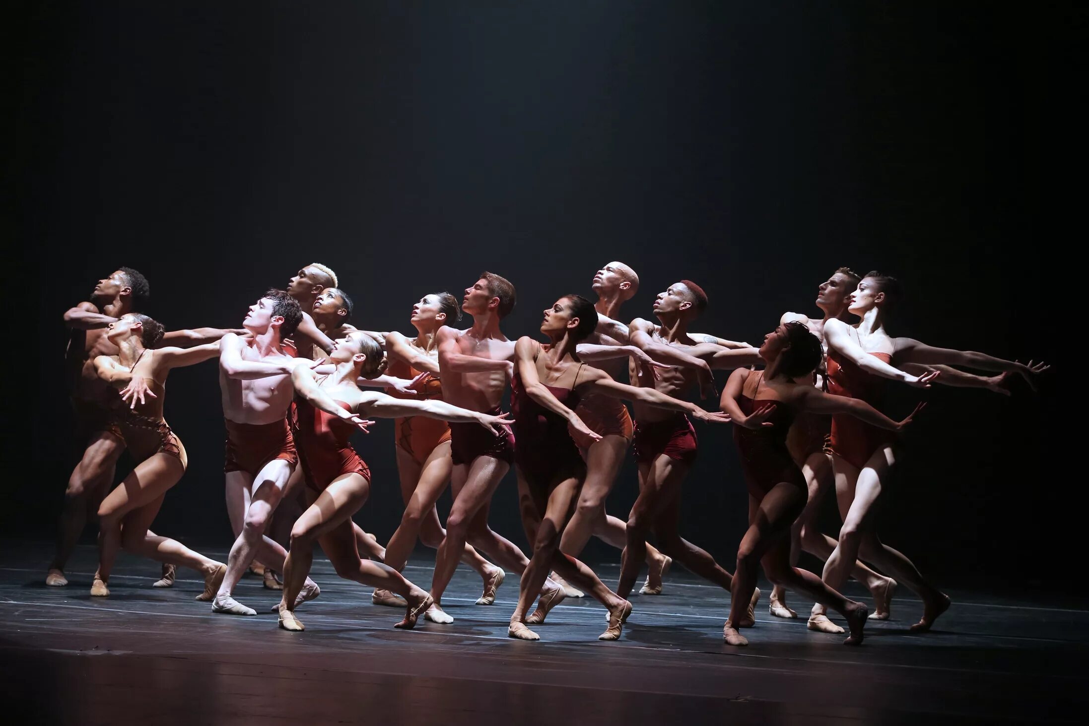 Танцы много людей. Труппа современного танца театра «балет Москва»,. Батшева труппа. Современная хореография. Современная хореография на сцене.