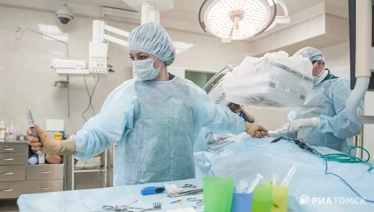 первая операция на сердце в новосибирске. первая операция на сердце в новосибирске. кардиохирург в операционной. сердечно-сосудистая операция.