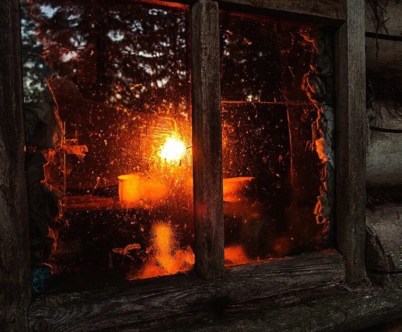 Огонек в окне. Домик с горящими окнами. Горящий свет в окне. Зимний вечер у окна. Сгоревшее окно