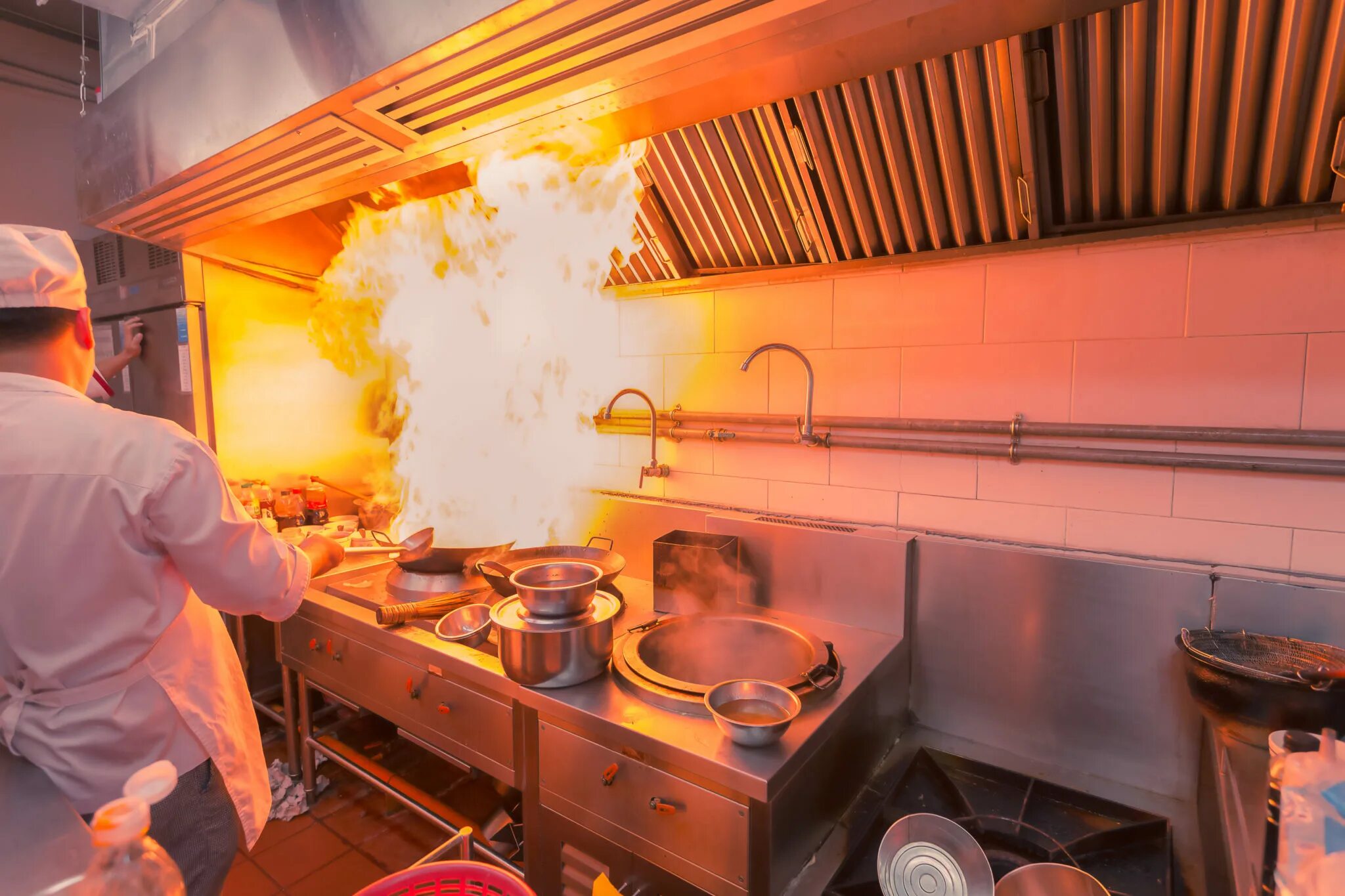 Горячая кухня. Кухня ресторана. Горячий цех на кухне. Кухня ресторана. Кухня ресторана с поварами.