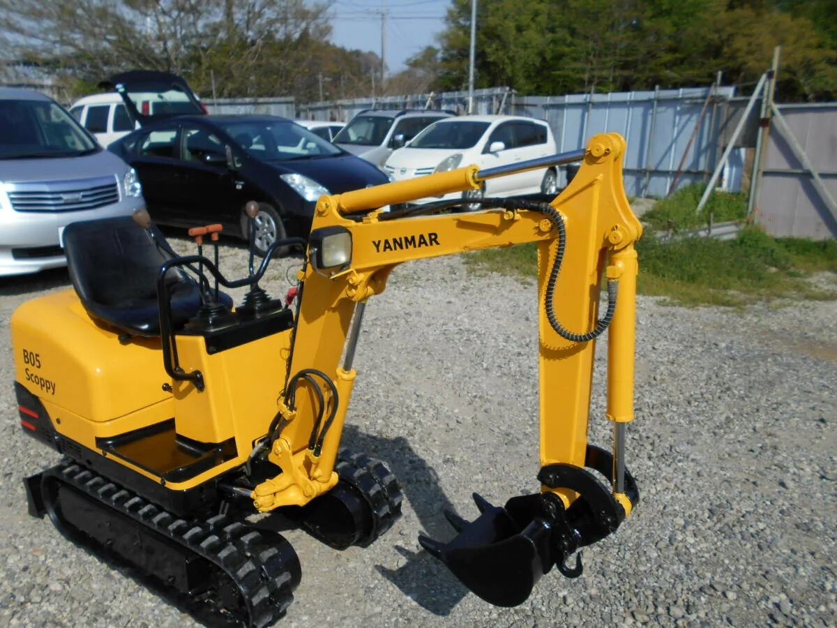 Мини экскаватор янмар. Yanmar b 55 w. Yanmar мини экскаватор гусеничный. Экскаватор Yanmar на гусеницах. Экскаватор Mini Yumbo дизель 800.