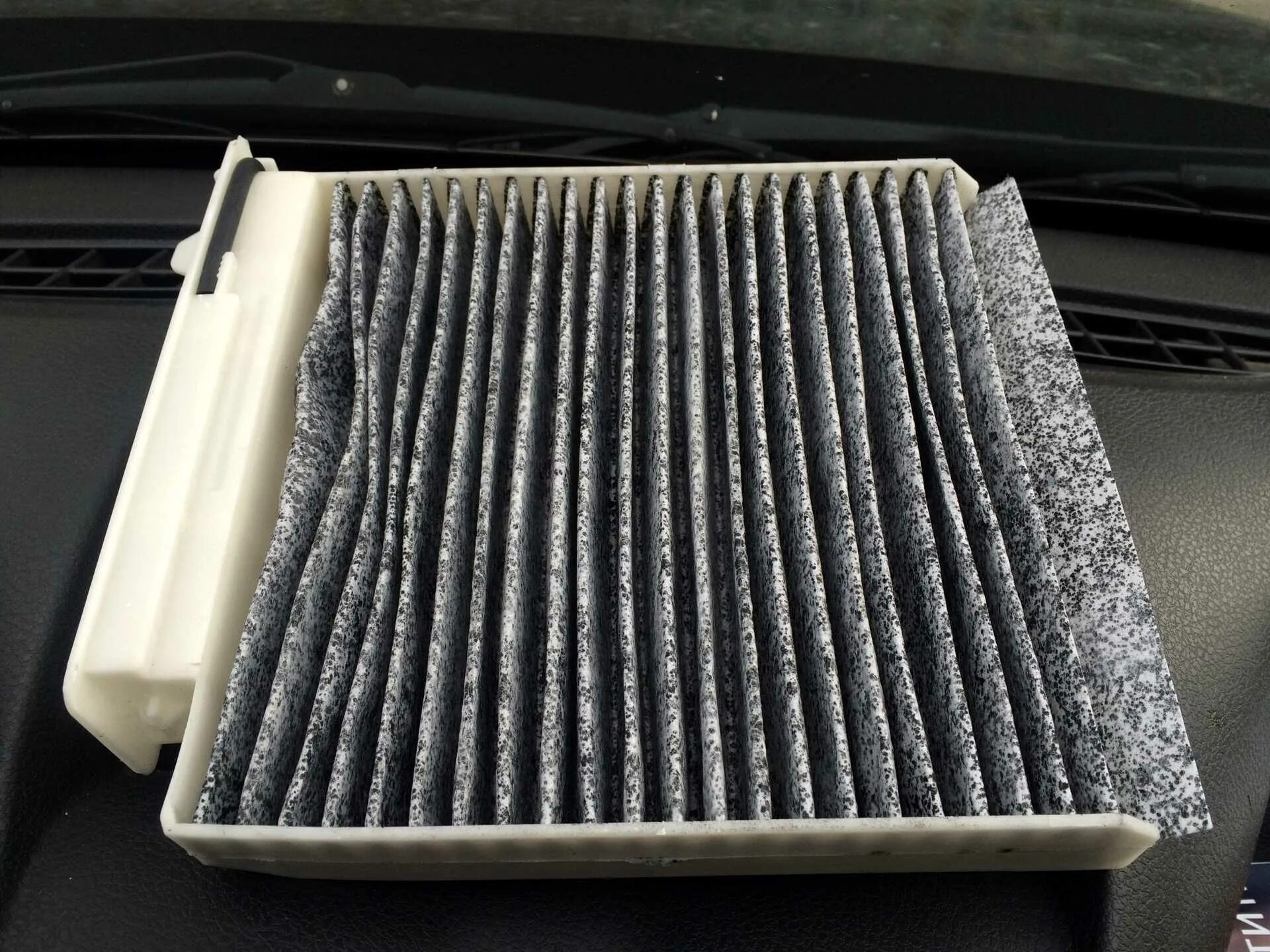 С. Рено дастер фильтр салона 2015. Салонный фильтр дастер 2021. Салонный фильтр логан фильтрон. Renault duster 2 салонный фильтр.