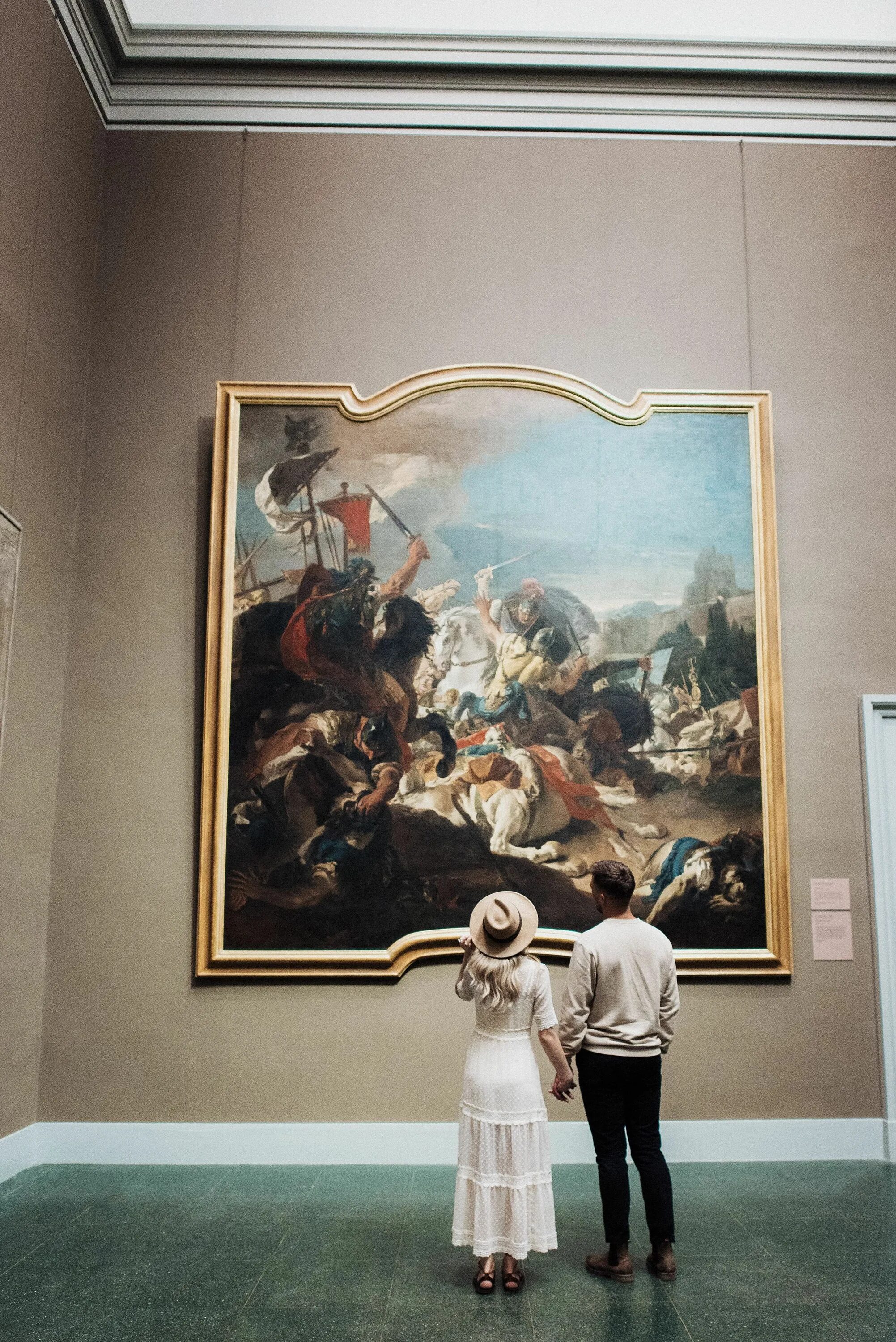 Посетитель музея. Парень в картинной галерее. Картинная галерея. Museum date. Парочка в музее.