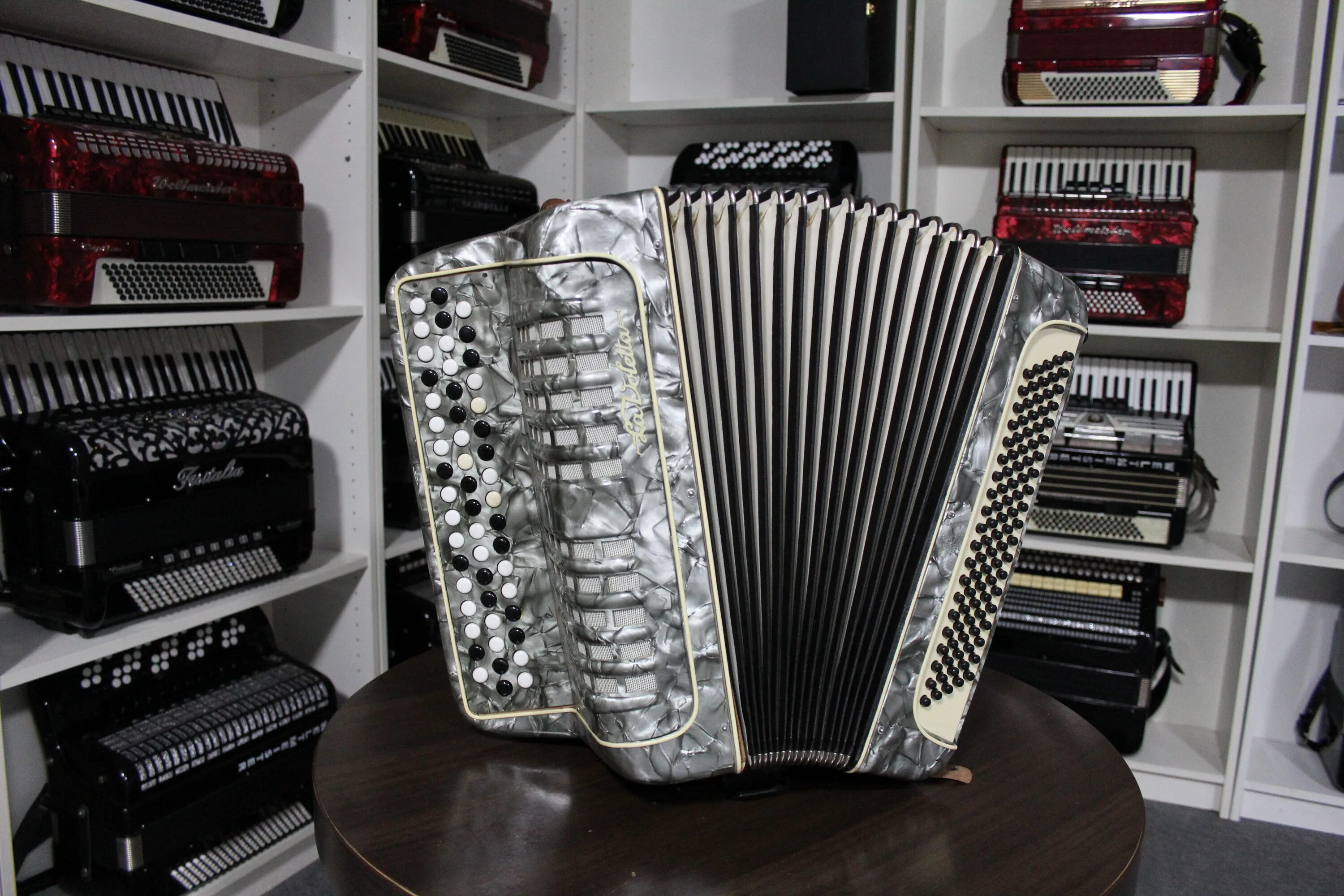 Куплю баян бу недорого. Баян Hohner Nova II 80 A. Баян Соната трёхрядный. Баян Тульский концертный. Royal Standard баян 3-х рядный.