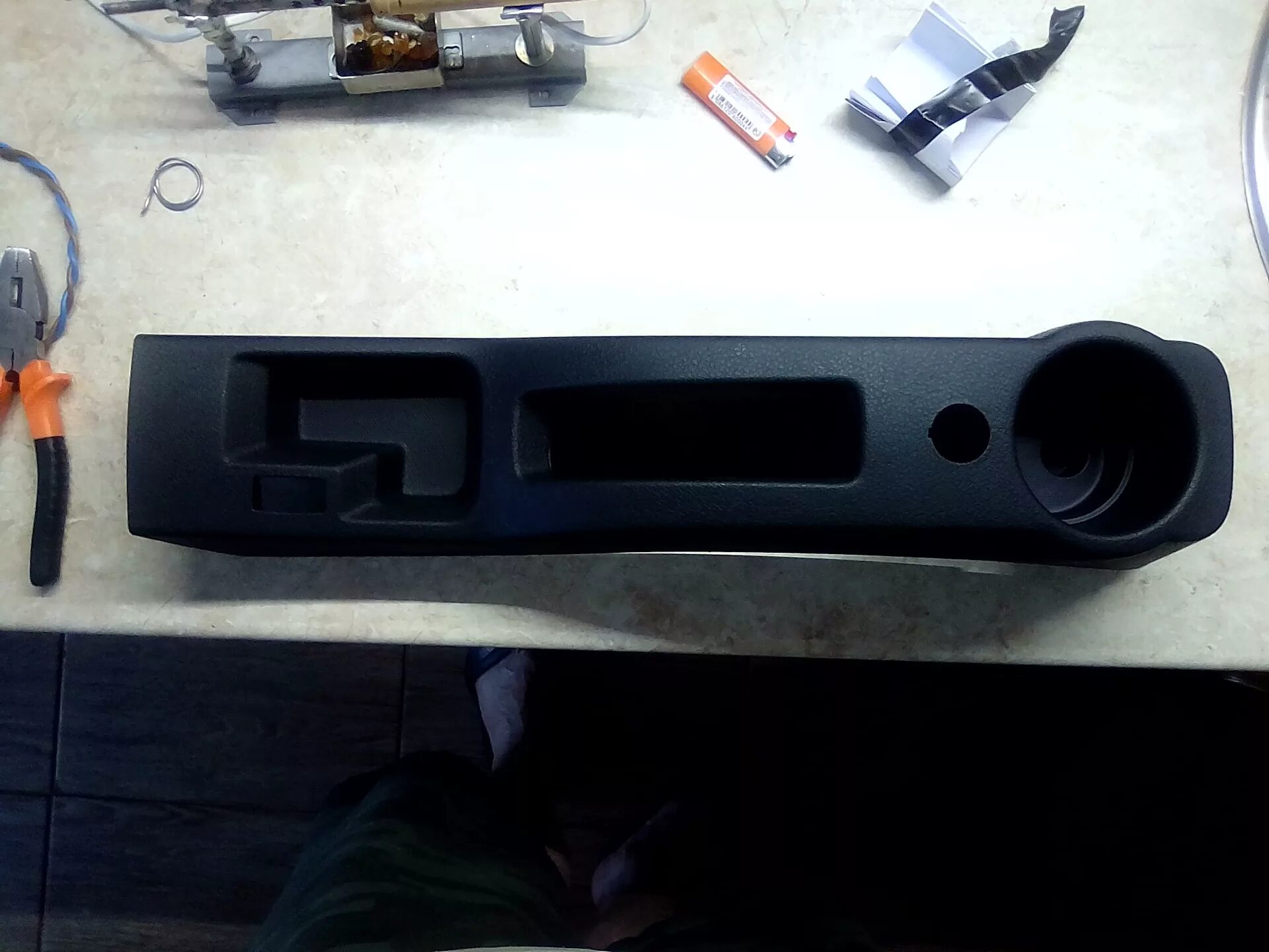 Консоль ручника рено логан 1. 8450106479 облицовка сиденья. Облицовка рычага. Облицовка рычага. Облицовка рычага.