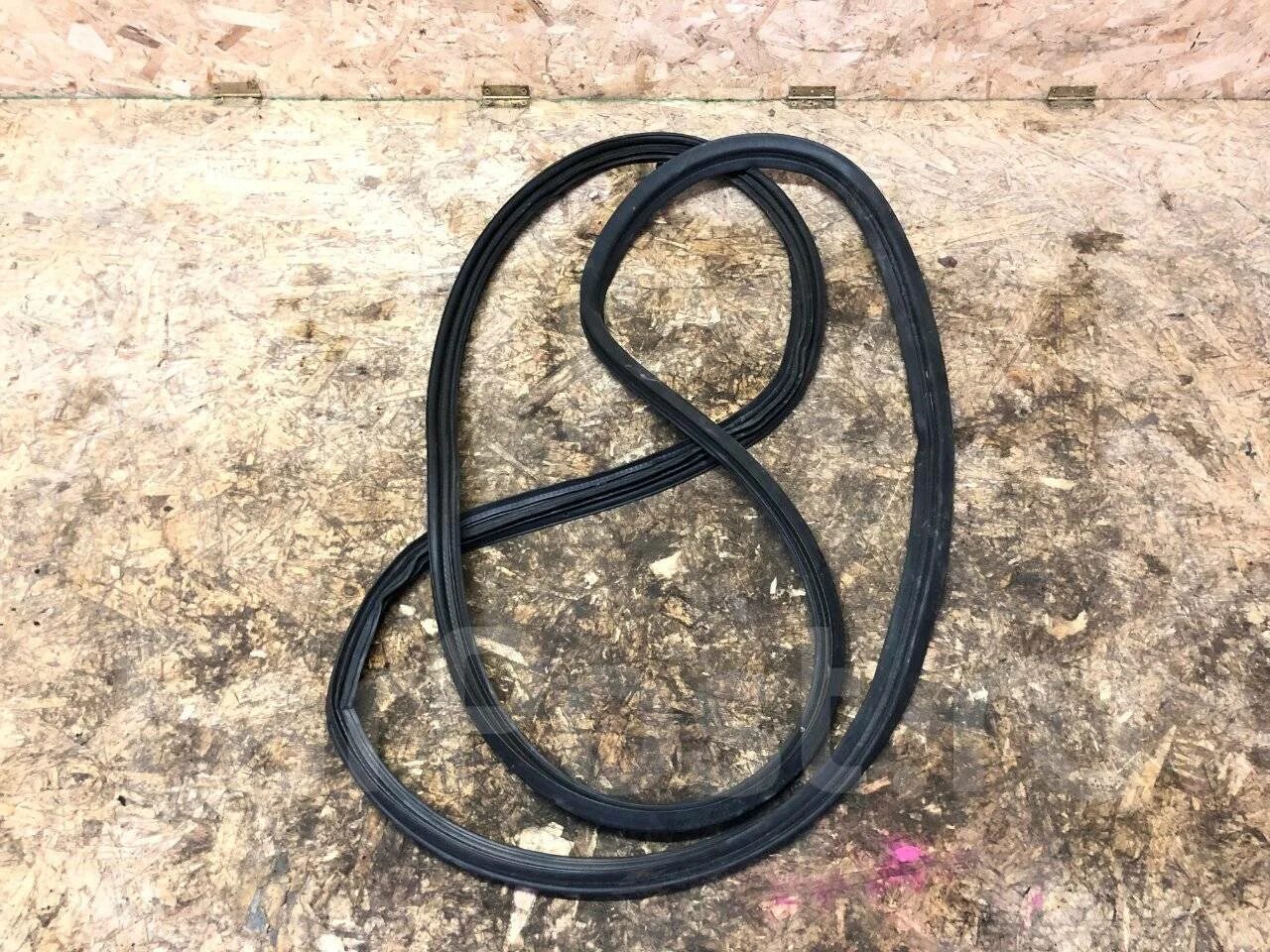 Уплотнитель двери паджеро 3. Резинка лобового стекла паджеро 4. 5736a112. Уплотнитель митсубиси паджеро. Уплотнительная резинка на люк паджеро 4.