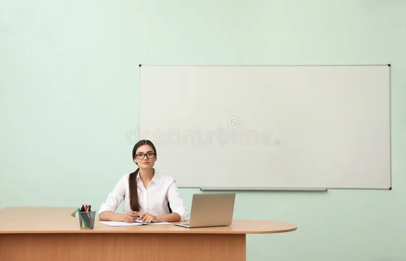 Female teacher close the door. Самая красивая учительница по математике. Female teacher close the door. Учитель математики женщина. Учительница картинки для презентации.