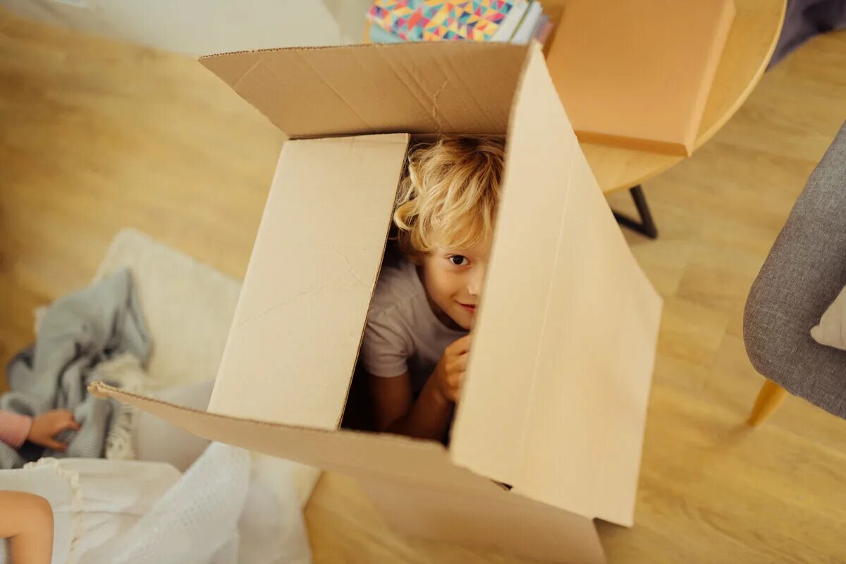 Папа и дочки прятки. Спрятался в коробке. Ребенок спрятался. Ребенок спрятался в коробке. Дети прячутся в коробке.