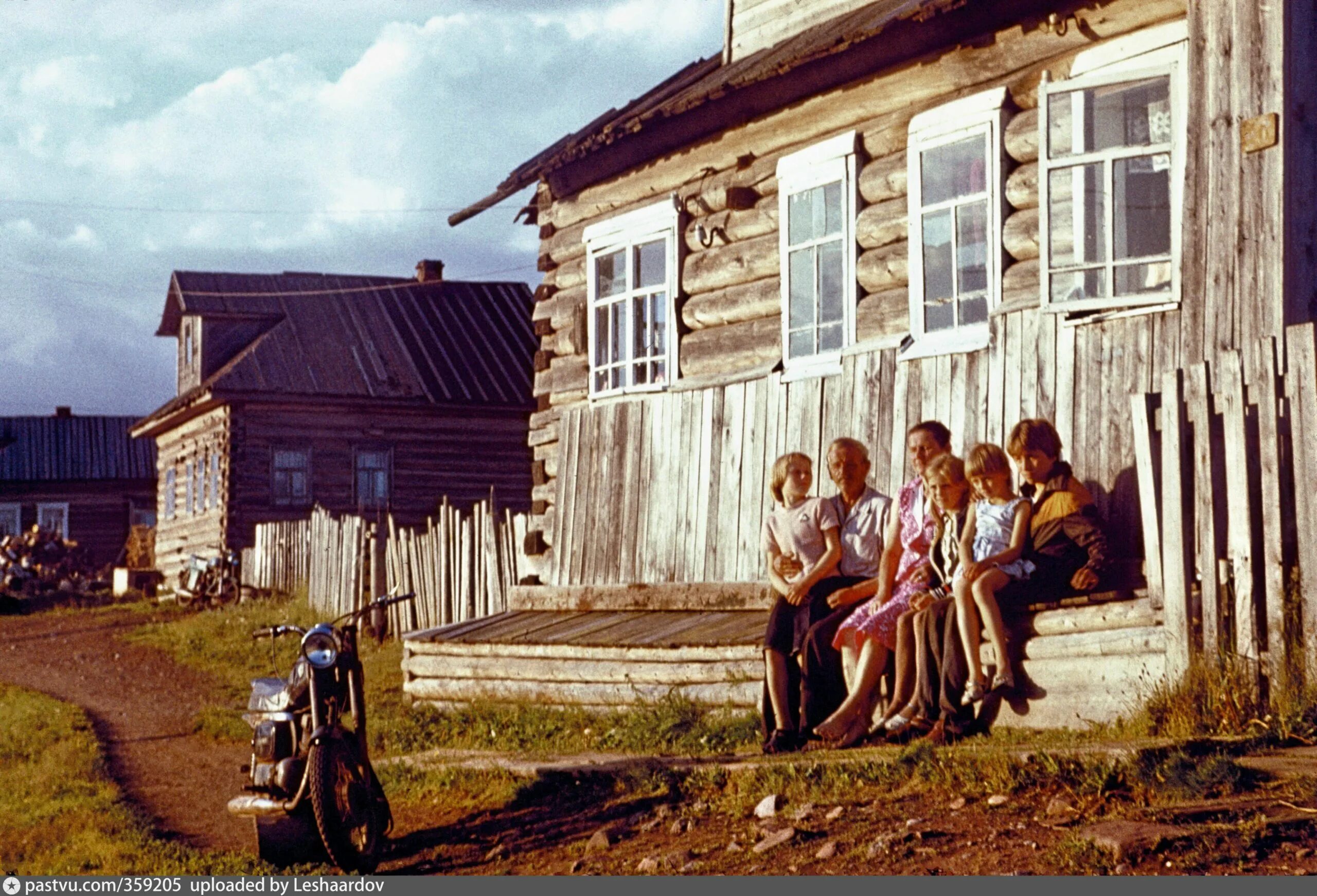 Повседневная жизнь обитателей городов и деревень. Деревня Архангельской области 70-х годов. СССР 80е деревня. Шенчуга Коношский район Архангельская область. Деревня Тугаринская Архангельской области.