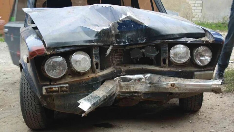 Разбитая ваз 2106 красная зимой. Разбитый айфон 7. Разбитый айфон 6. Ваз 2106 битая черная. Разбитый iphone 6s.