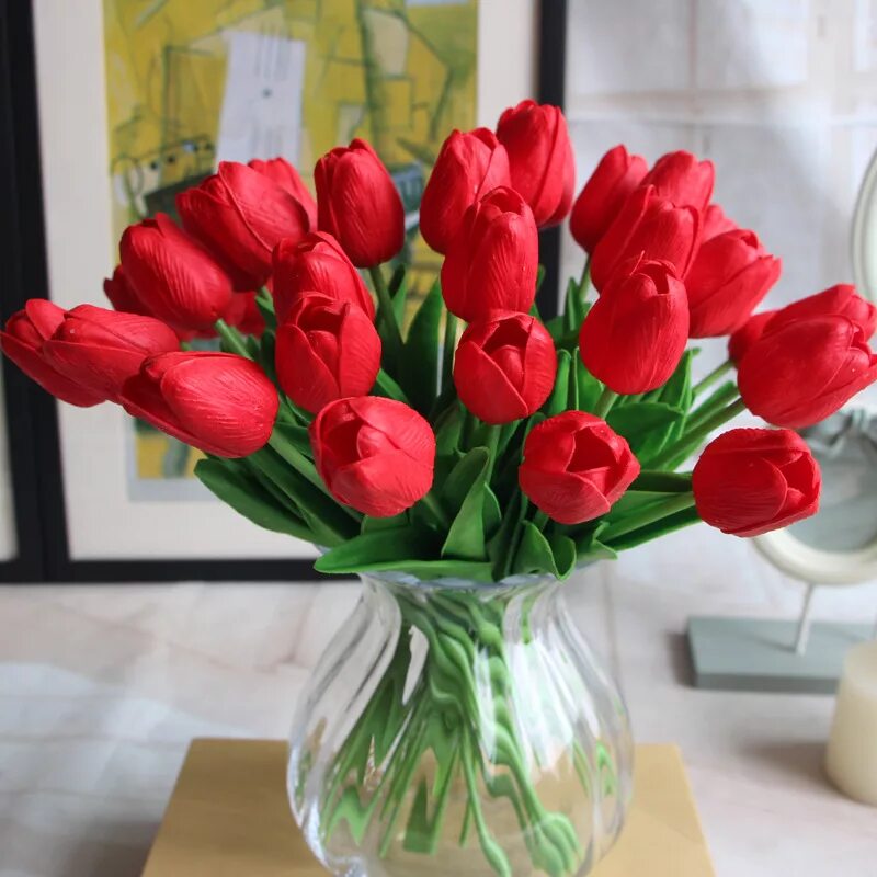 Фото тюльпанов в букете дома. Букет тюльпанов. Красивые тюльпаны в вазе. Букет тюльпанов в вазе. Тюльпаны крупные в вазе.