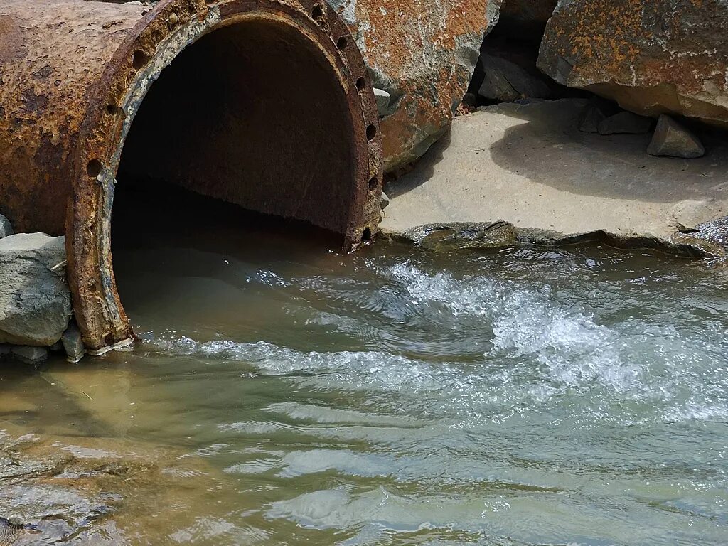 Сток канализационных вод. Канализация и сточные воды. Сточные воды загрязнение. Канализационная труба в реку. Сток воды.