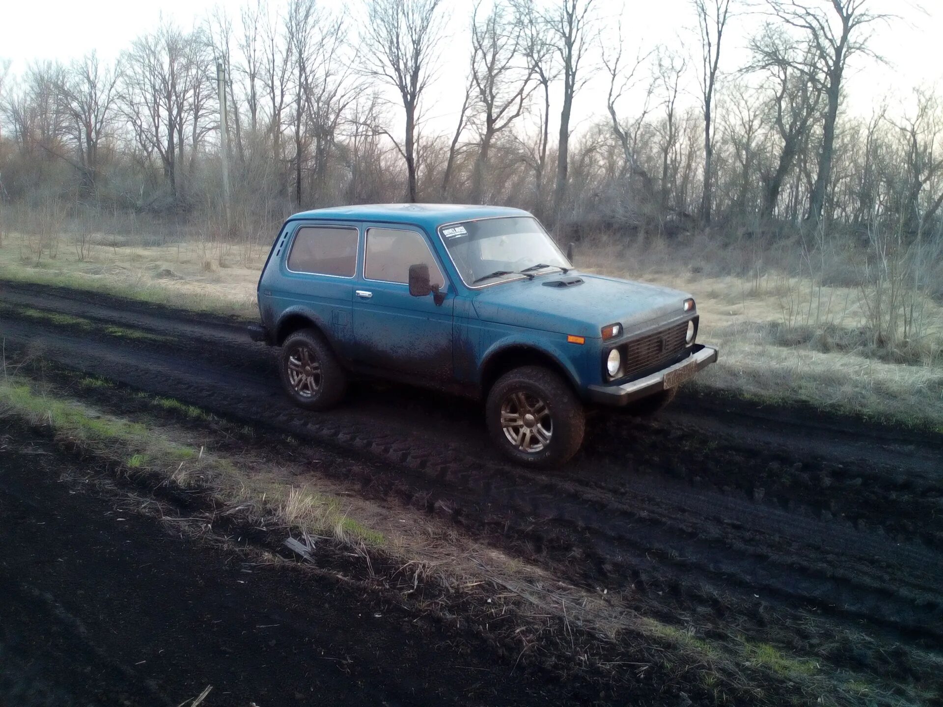 Нива 2121 едет. Лада нива 2121 бездорожье. Нива 2121 оффроад. Нива 2121 едет. Ваз.