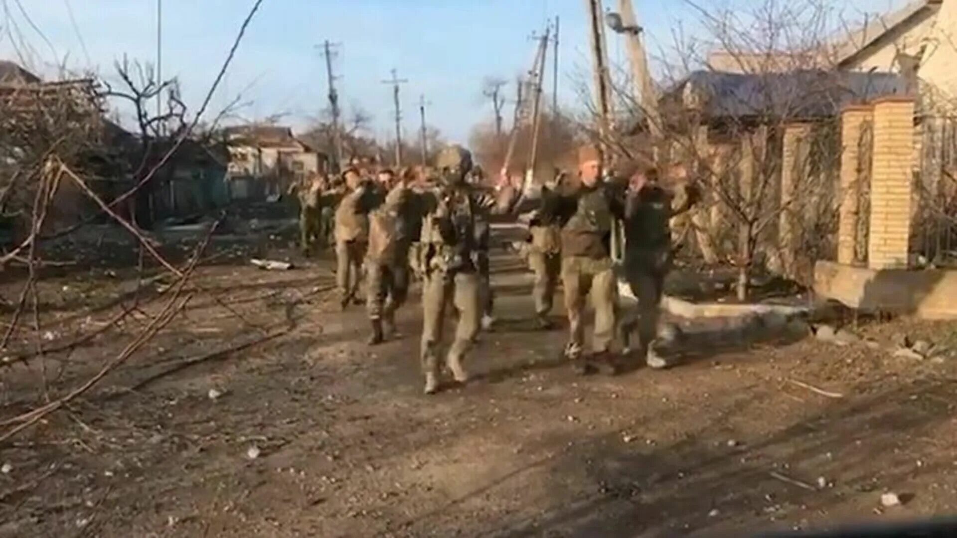 В Мариуполе сдались в плен ВСУ. Сдача в плен украинских военных в Мариуполе. Пленные украинские солдаты 2022.
