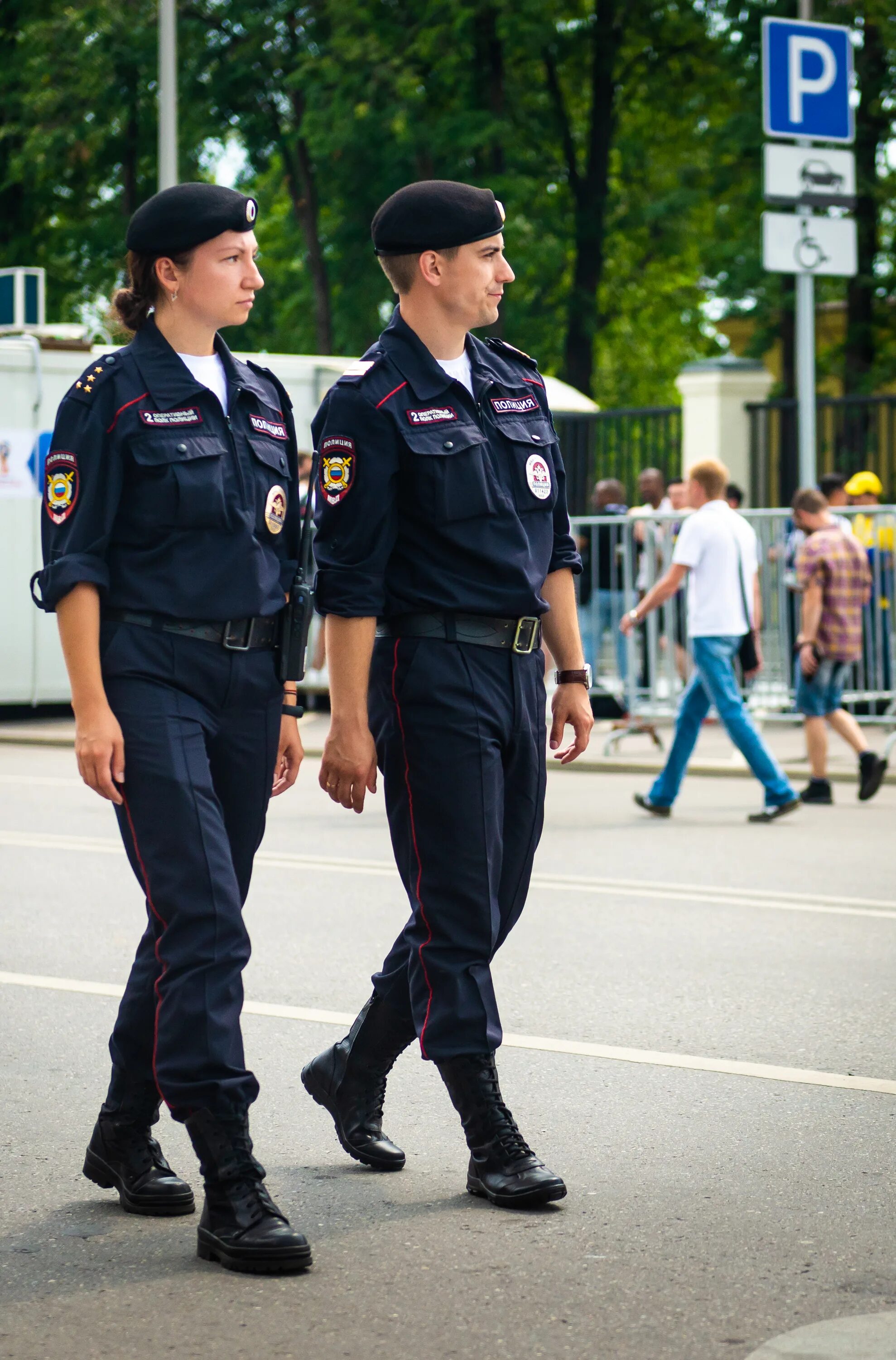 Полицейский. Полиция России. Полицейская форма. Российский полицейский. Чем занимается полицейский