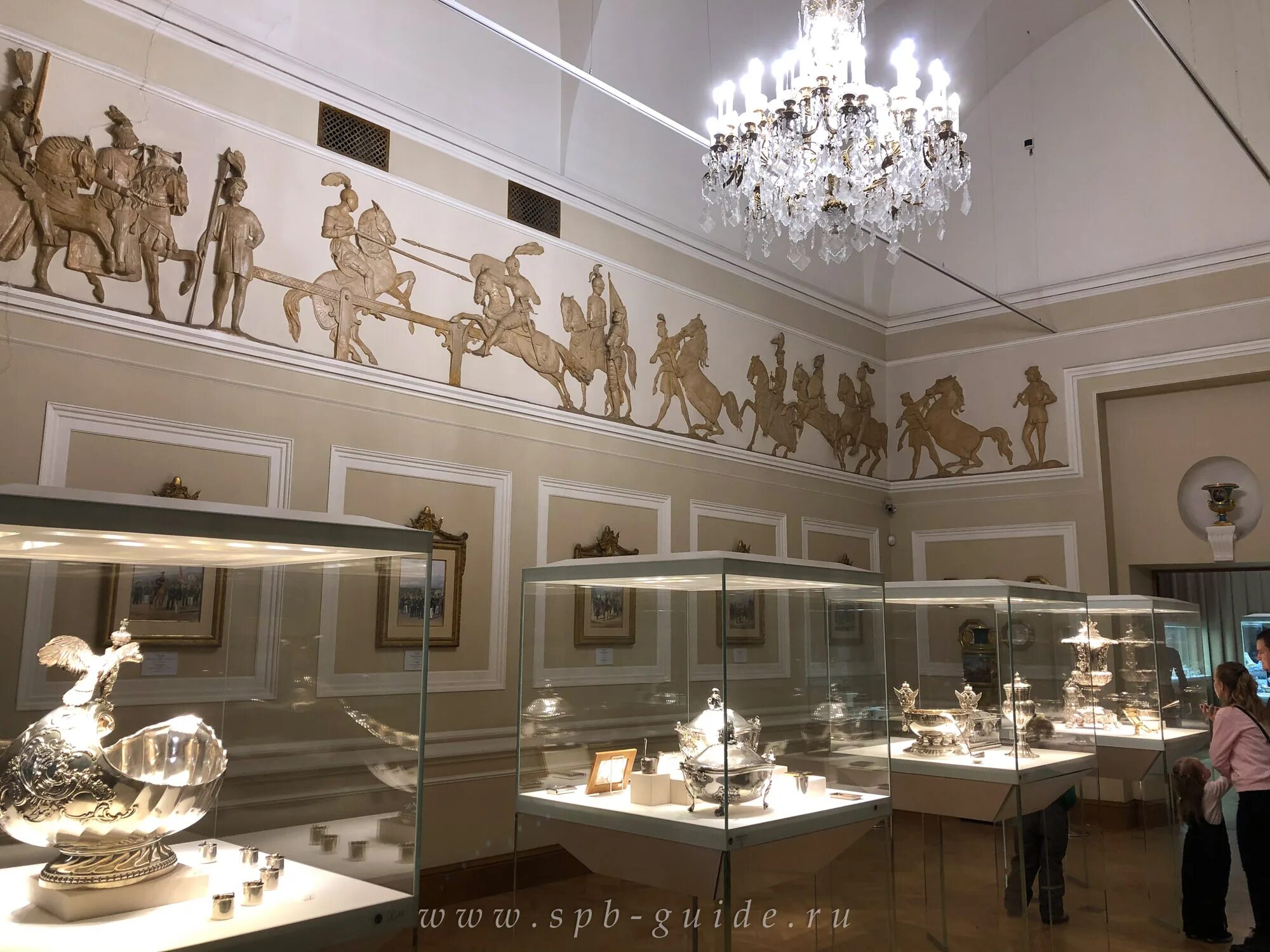 Музей фаберже санкт-петербург рыцарский зал. Музей фаберже рыцарский зал. Шуваловский дворец музей фаберже. Шуваловский дворец музей фаберже. Музей фаберже рыцарский зал.