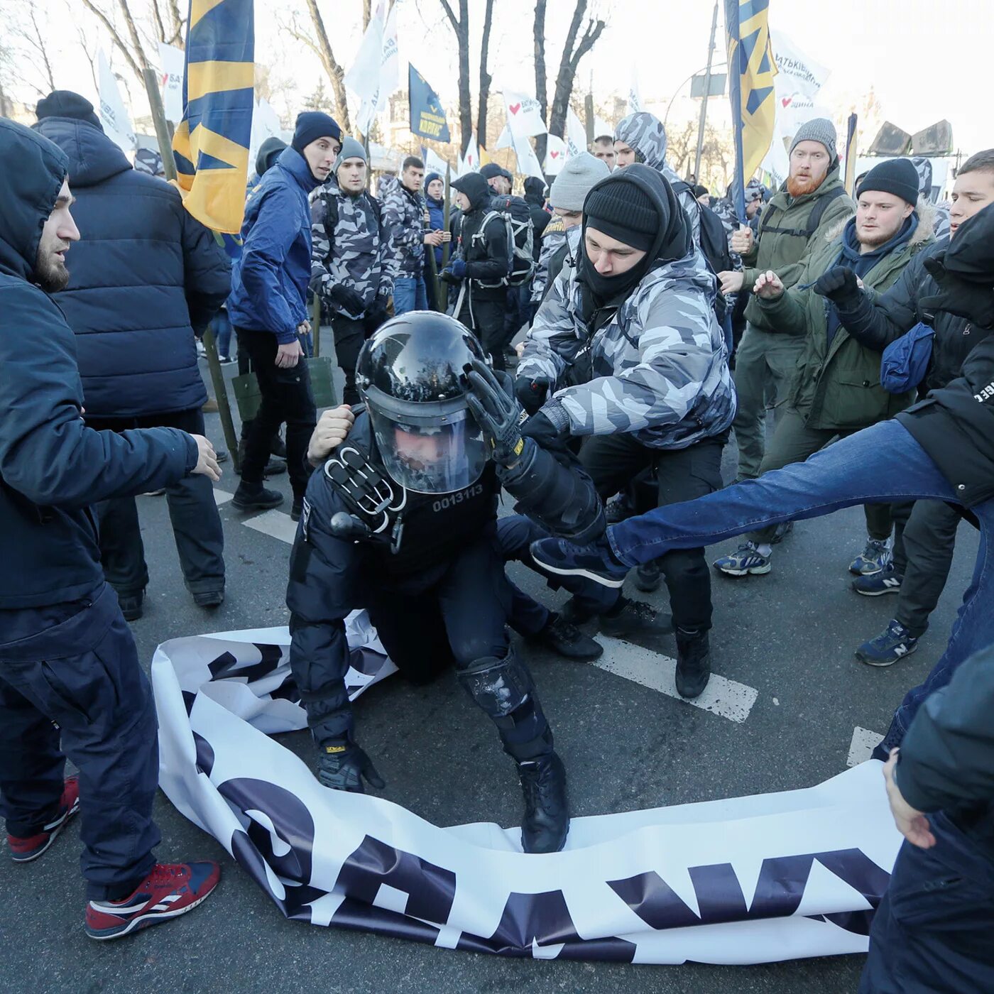 Почему творится беспредел. Титушки Украина 2013.