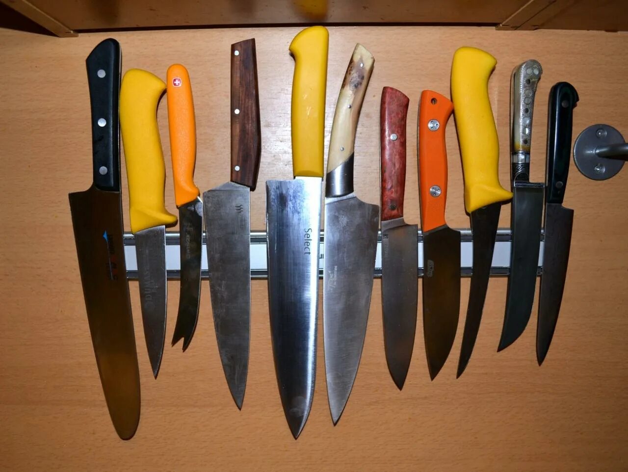 Почему оставляют нож на столе. Кухонный нож на столе. Ножи домашние. Ножики разные кухонные. НОД на столе.
