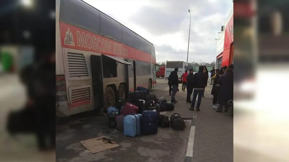 Автобус разбили. Междугородный автобус сломался. Автобус на трассе м4 сгорел. Волоколамск разбили автобус.