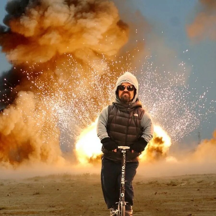 Под эпичную. Крутой чел на фоне взрыва. Titanfall 2 4k. Под эпичную. Взрыв с людьми фото из фильмов.