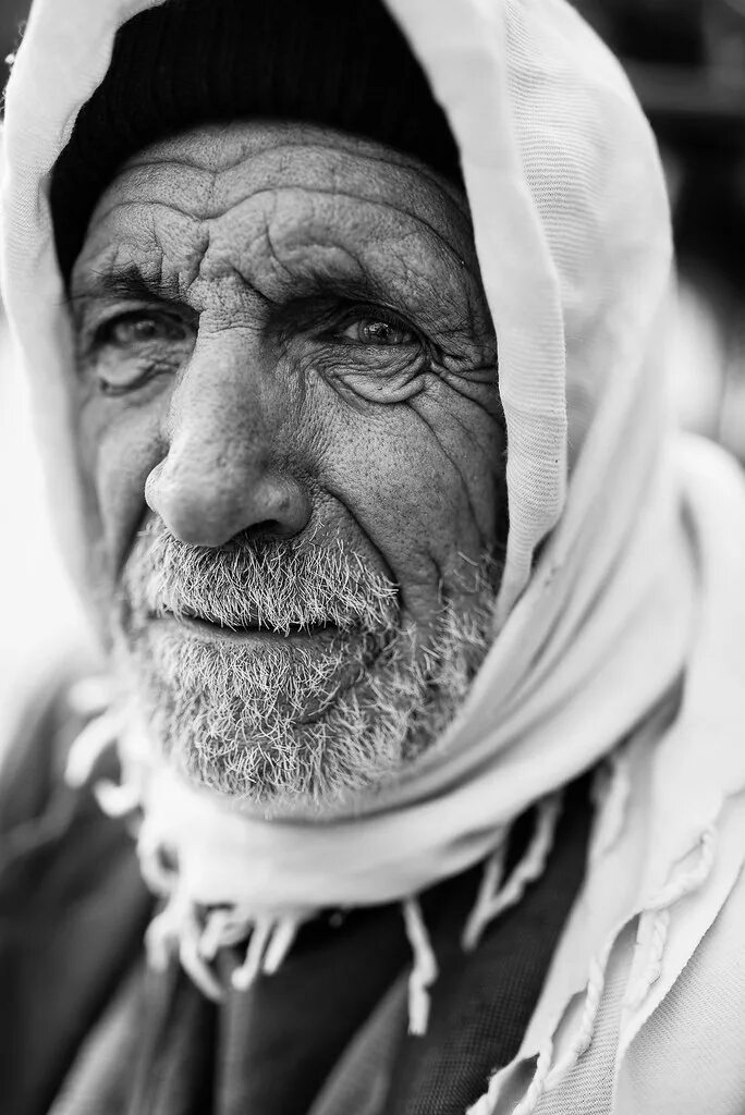 Арабская старуха. Пожилой араб в профиль. Пуштунвали. Старое лицо. Старый арабский.