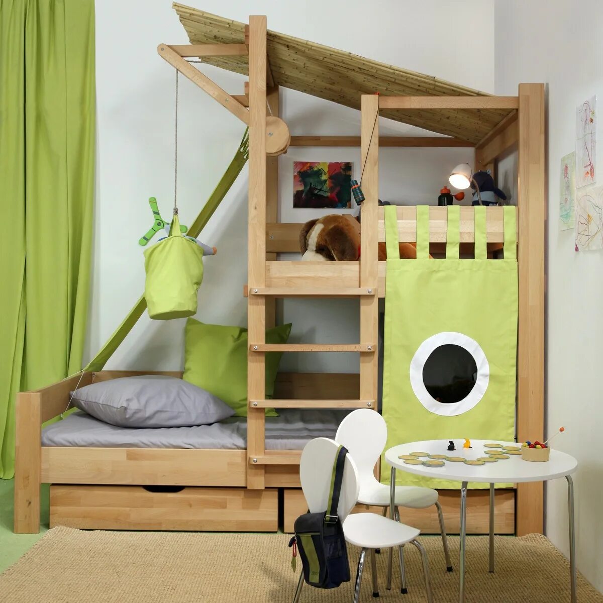 Кровать с игровой зоной наверху. Необычные детские комнаты. Двухъярусная кровать с горкой. Детские зоны кровать. Кровать чердак детская.