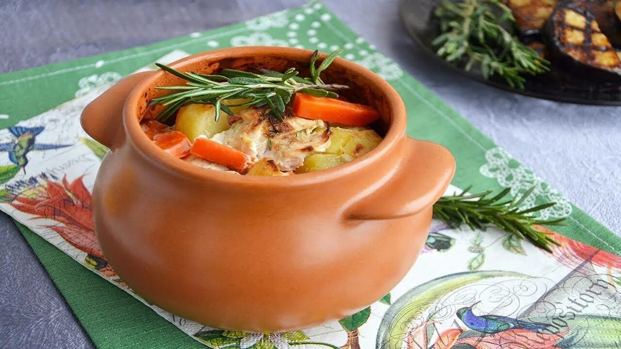 Мясо с картошкой в горшочке со сметаной. Перловка в горшочке в духовке с мясом. индейка в горшочке в духовке с картошкой. перловка с индейкой в горшочке в духовке. блюда в глиняном горшке.