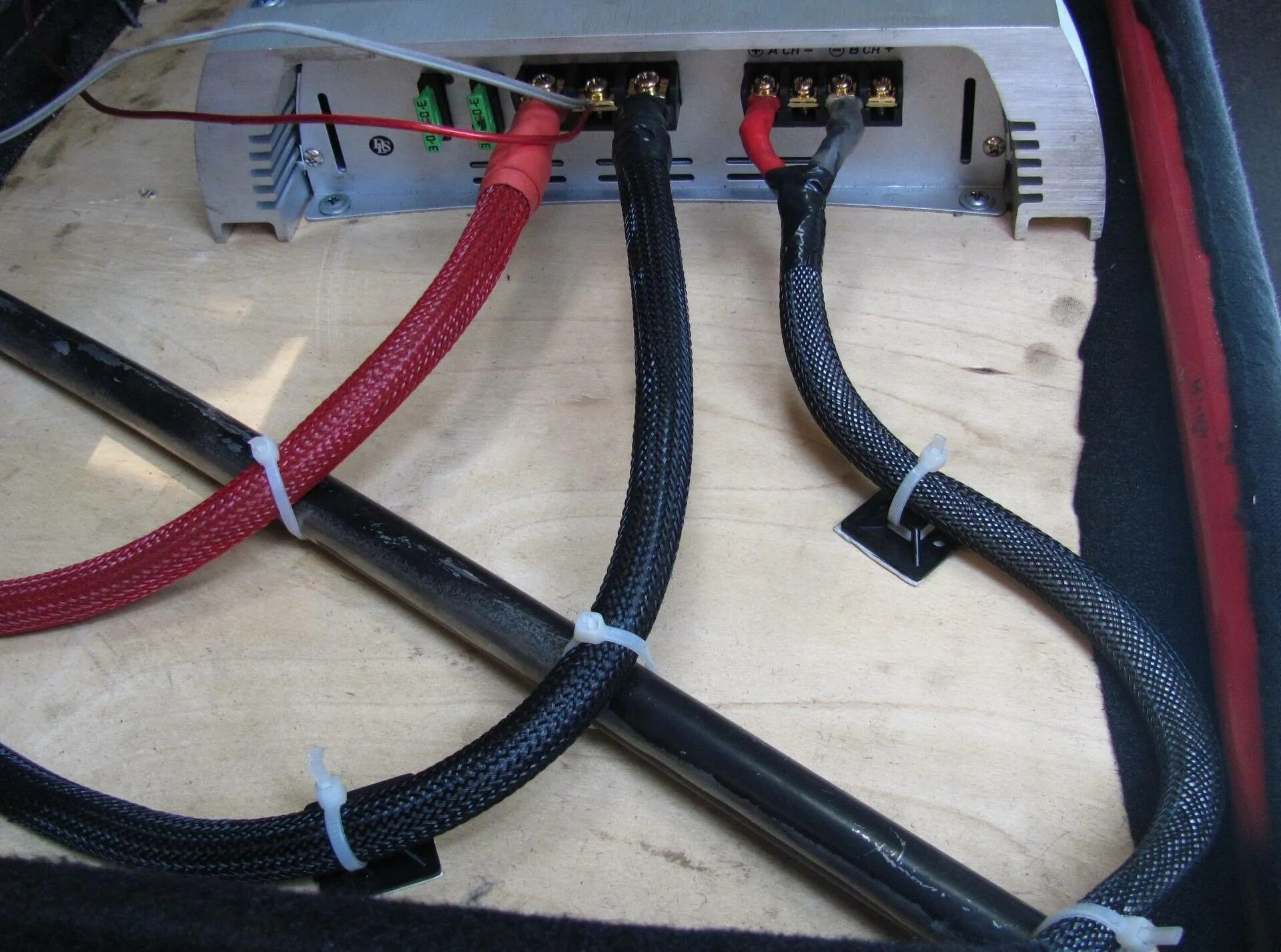 Какие провода надо подключать. Комплект межблочных соединительных кабелей Cable Kit 18u. Прокладка кабелей для усилителя ВАЗ 2115. Акустические провода для усилителя 3 штыря. Кабель питания усилителя 120 ватт.