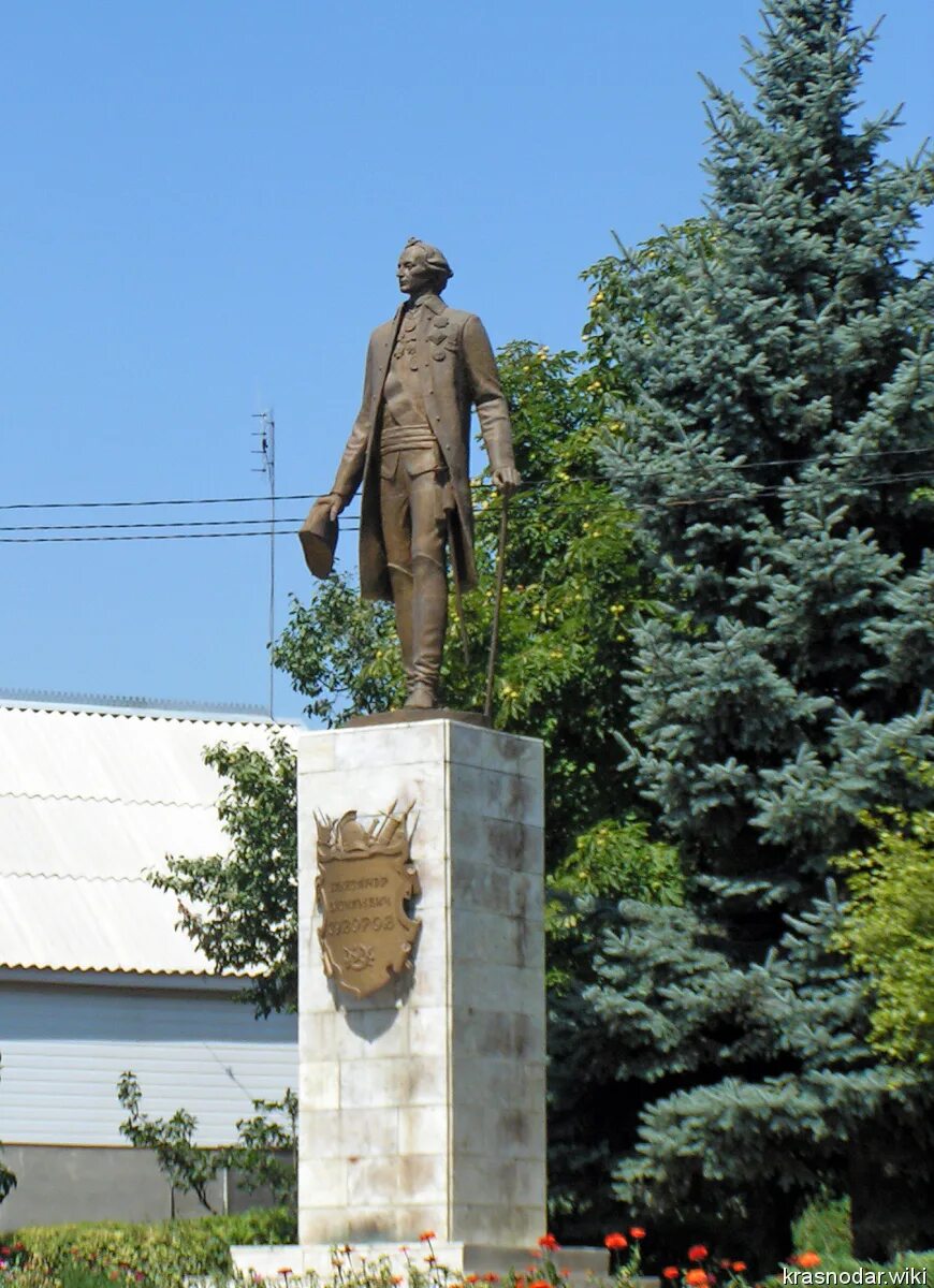 Памятник Суворову в Ленинградской станице. Памятник Суворову в станице Ленинградской Краснодарского края. Достопримечательности станицы Ленинградской. Памятники станицы Ленинградской Краснодарского края.