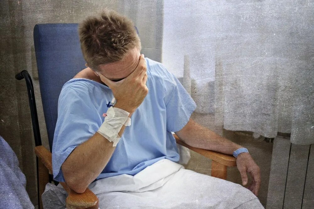 Больной р. Пациент плачет. депрессия пациента. больной человек. пациент с болью.