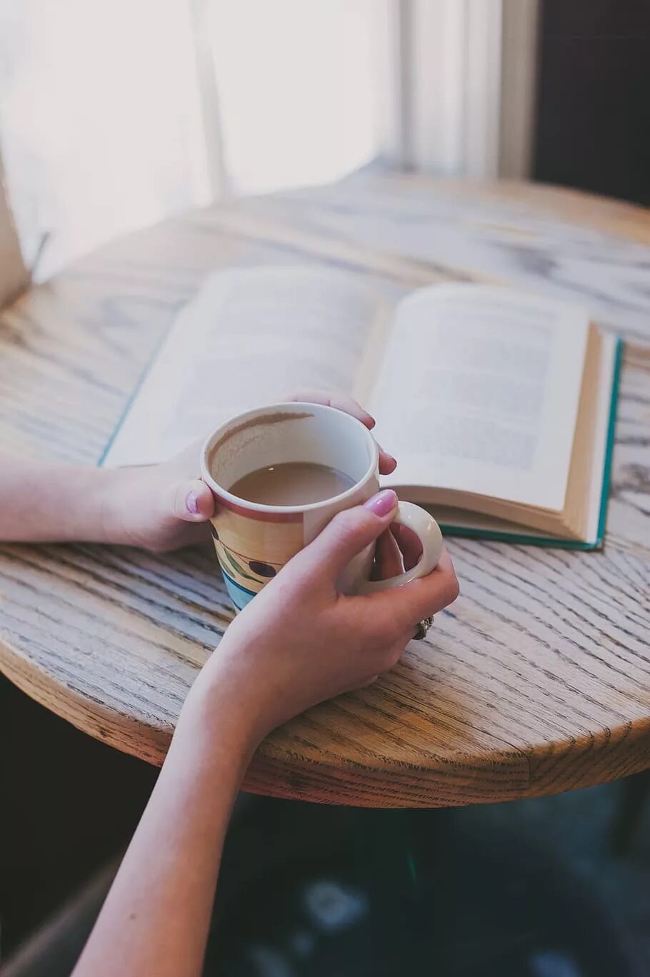 Доброе утро книга. Чашка в руках. Чашка кофе в руках. Книга о кофе. Чашка кофе и книга.