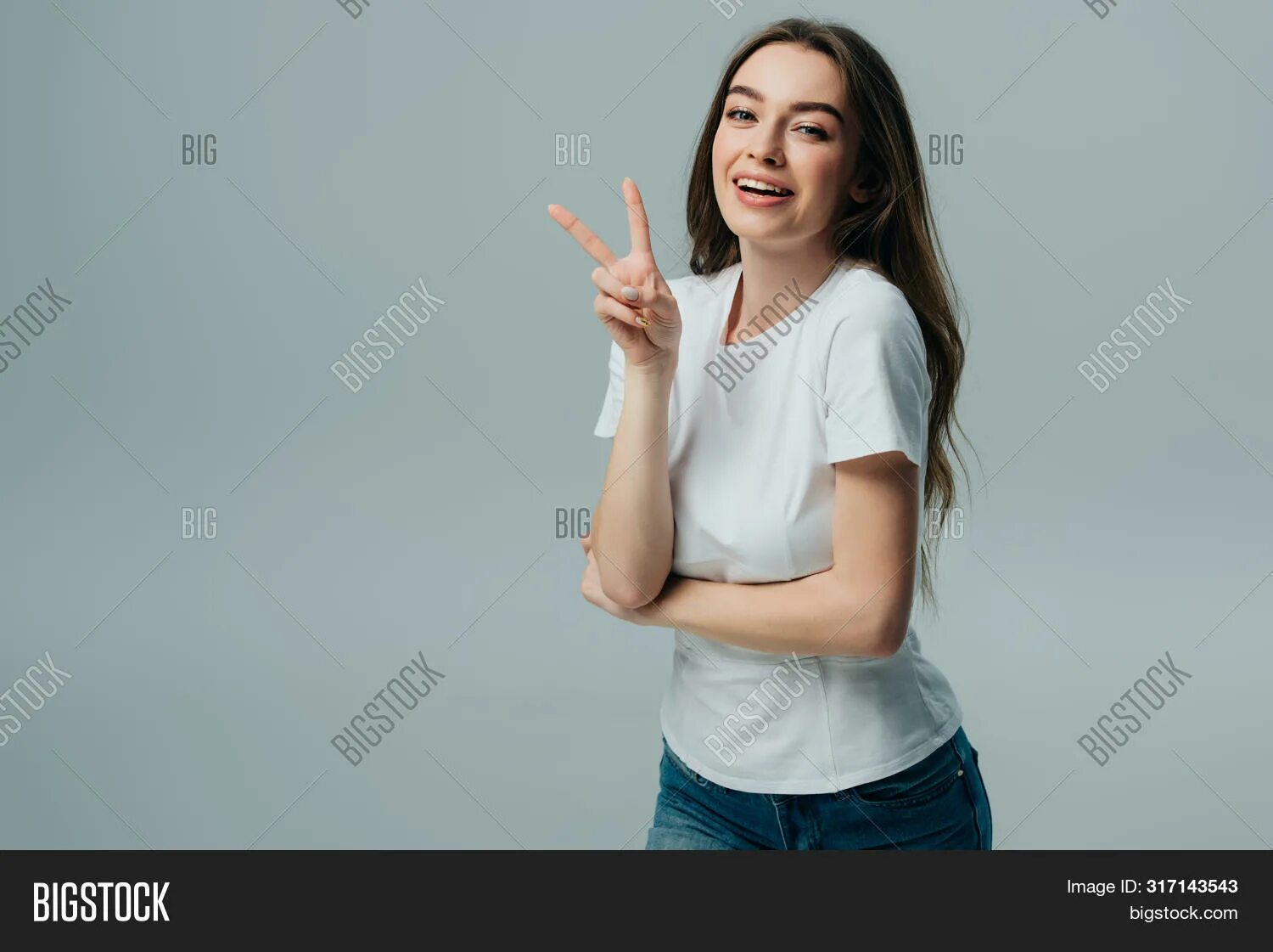 Радостная девушка. Девушка улыбается руки у шеи. Женщина радуется. Радоваться успехам друзей. Блондинка палец вверх.