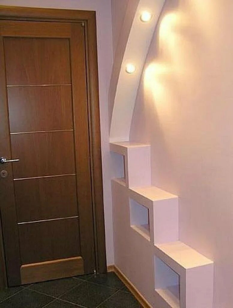 Интерьер квадратной прихожей. Короба в прихожей. Ниша в стене в коридоре. Натяжной потолок в коридоре. Короба в прихожей.