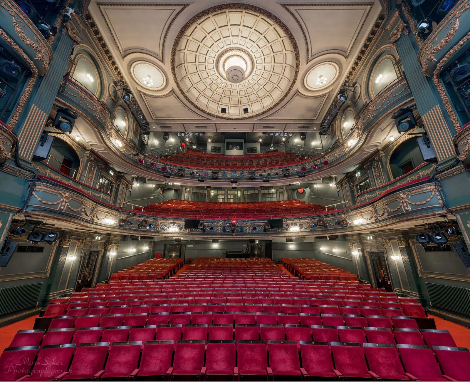 Theater seating. Театр Олдвич в Лондоне. Театр Новелло в Лондоне. Лондонский театр Troxy. Театр Палас в Лондоне.