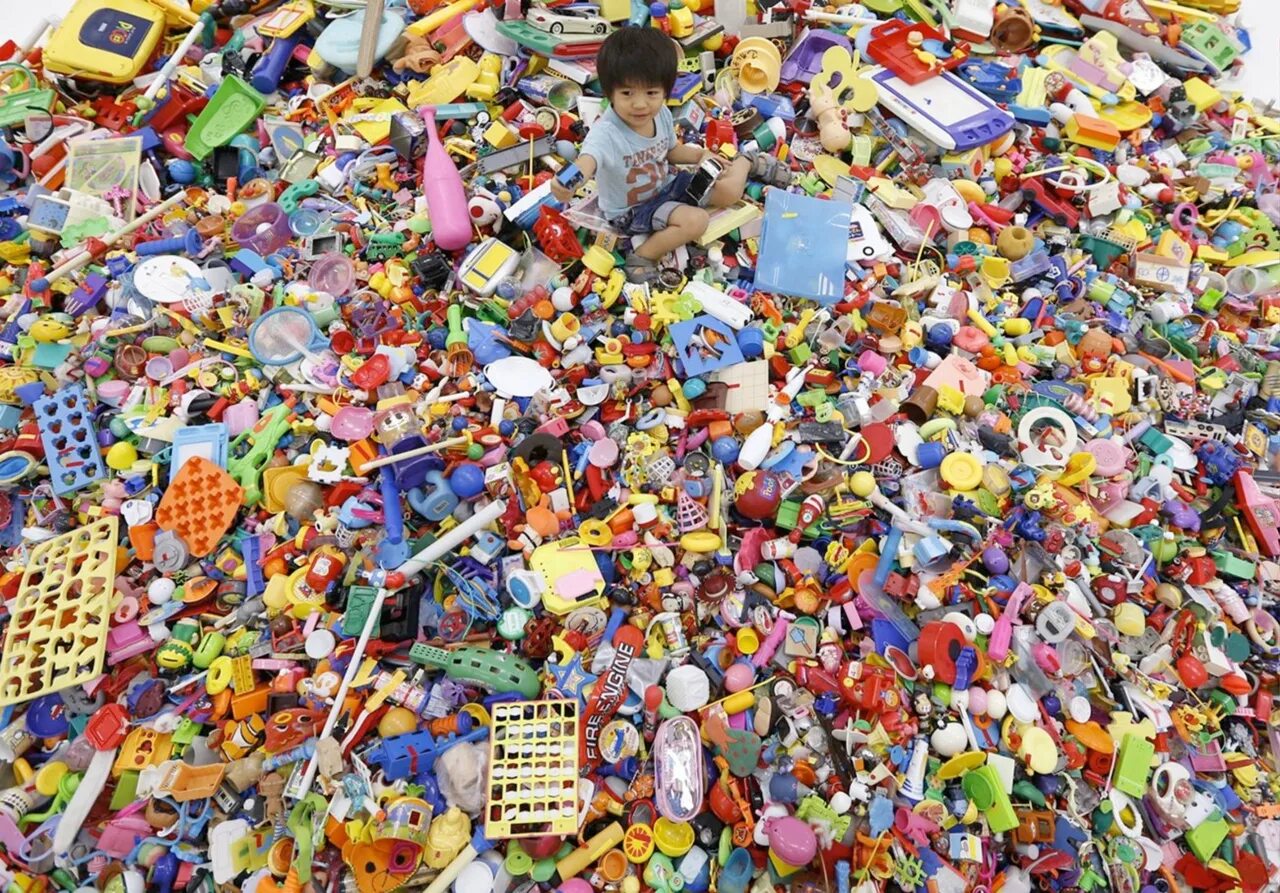 Мелкие игрушки для детей. Много игрушек. Очень много игрушек. Гора игрушек. Много рождаемые