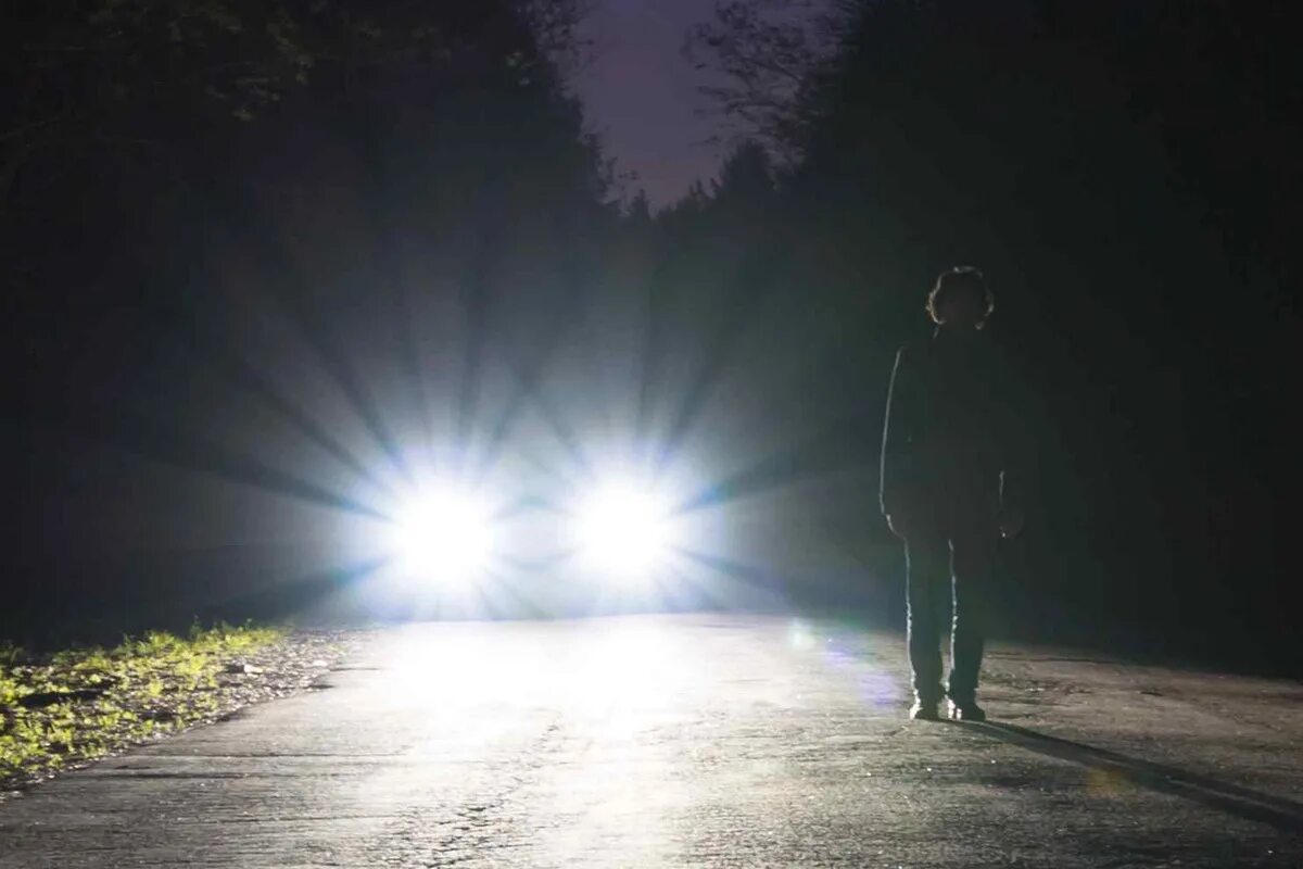 Свет от фар машины. Фары в темноте. Свет от фар. Свет фар в темноте. Фары фары освещают мой путь в темноте.