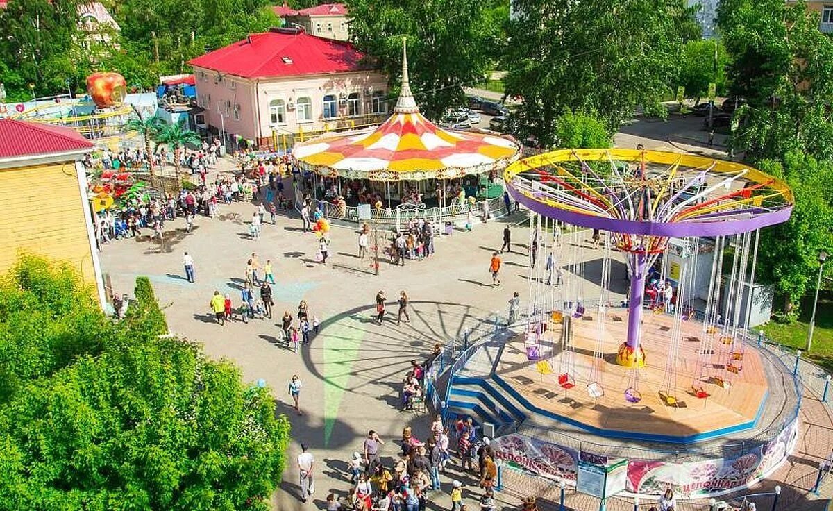 Камикадзе аттракцион томск горсад. Городской парк томск аттракционы. Аттракционы в томске. Городской парк томск аттракционы. Гор спд томак.